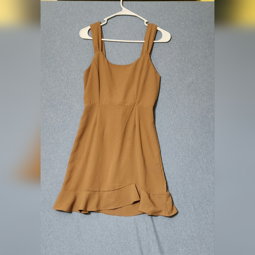 Lucky Leaves tan sleeveless ruffle bottom mini dress. Open back w/tie. Size med
